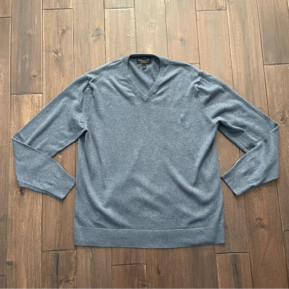 Banana Republic Light Blue Lightweight V-Neck Sweater L
